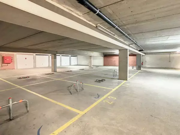 Ondergrondse autostaanplaats te Nieuwpoort-Bad.