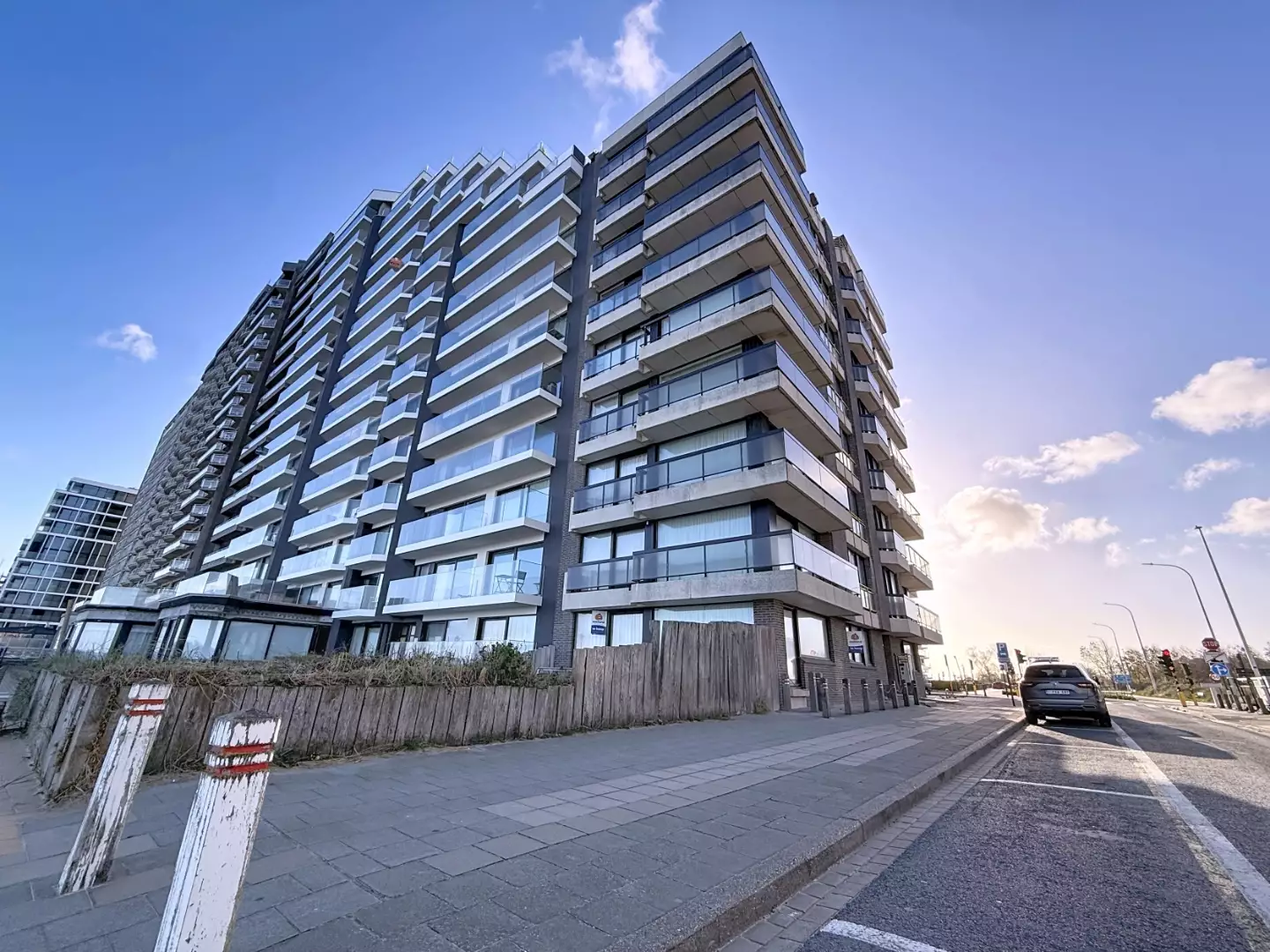 Ruim hoekappartement met zicht op zee