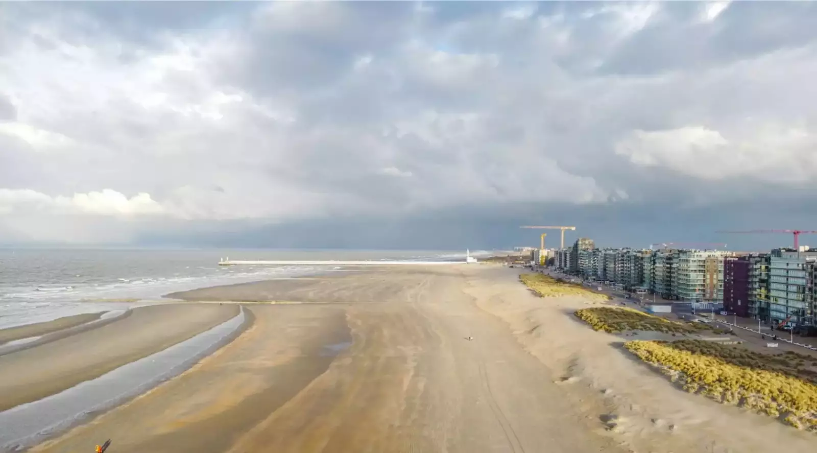 Prachtig gerenoveerd 3  slaapkamer appartement met frontaal zeezicht te Nieuwpoort-Bad