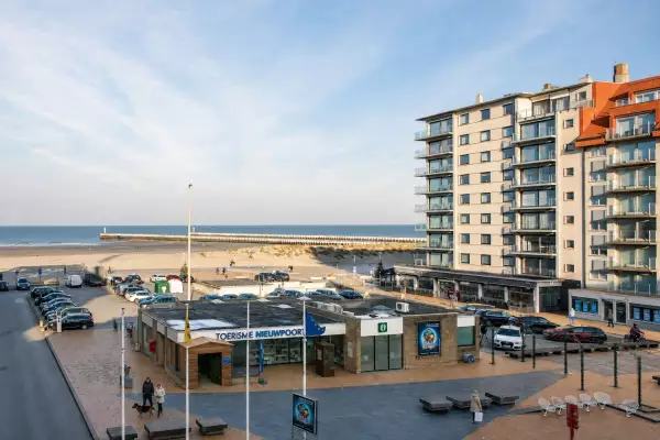 Centraal gelegen garage vlakbij de Zeedijk
