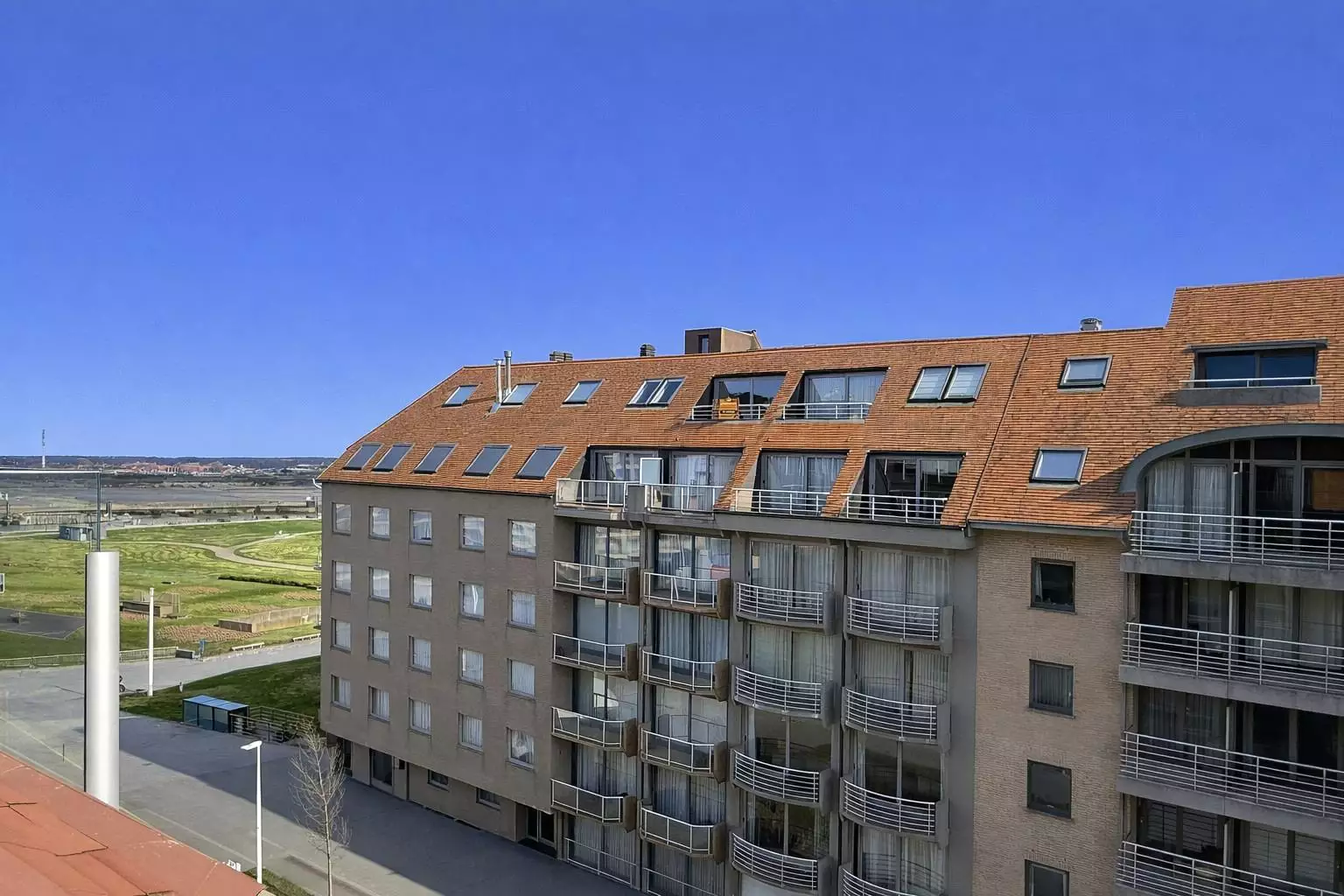 Instapklaar en gemeubeld dakappartement met topligging in Nieuwpoort-Bad