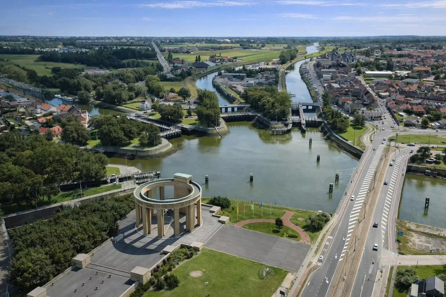 Appartement met 2 slaapkamers aan de waterlijn van Nieuwpoort-stad.
