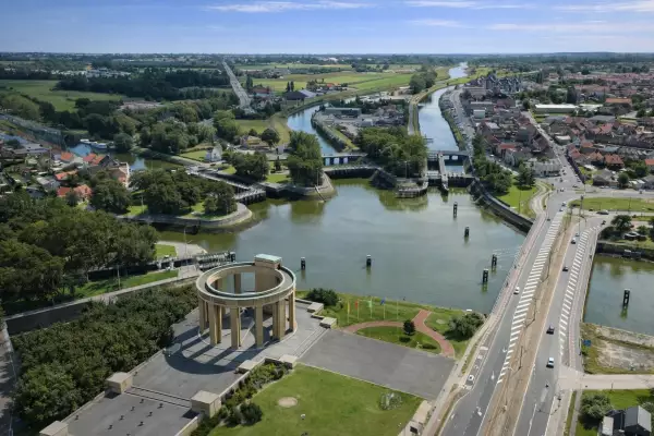 Appartement met 2 slaapkamers aan de waterlijn van Nieuwpoort-stad.