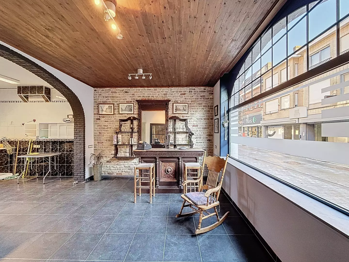 Bien commercial avec appartement à rénover dans le centre à Nieuport-Ville