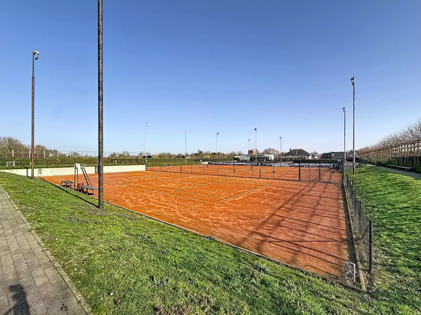 Tenniscomplex met horecagelegenheid te Torhout