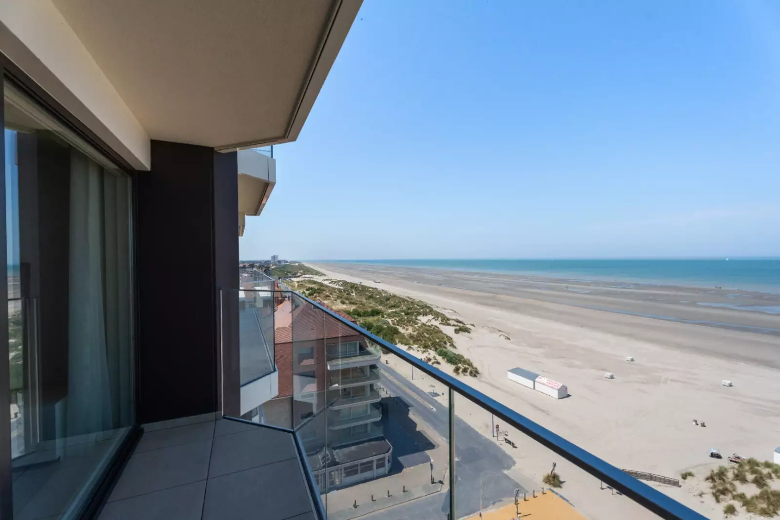 Appartement met luxueuze afwerking en frontaal zeezicht te Nieuwpoort-Bad