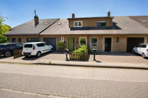 Maison mitoyenne avec jardin ensoleillé et garage à Ostdunkerque