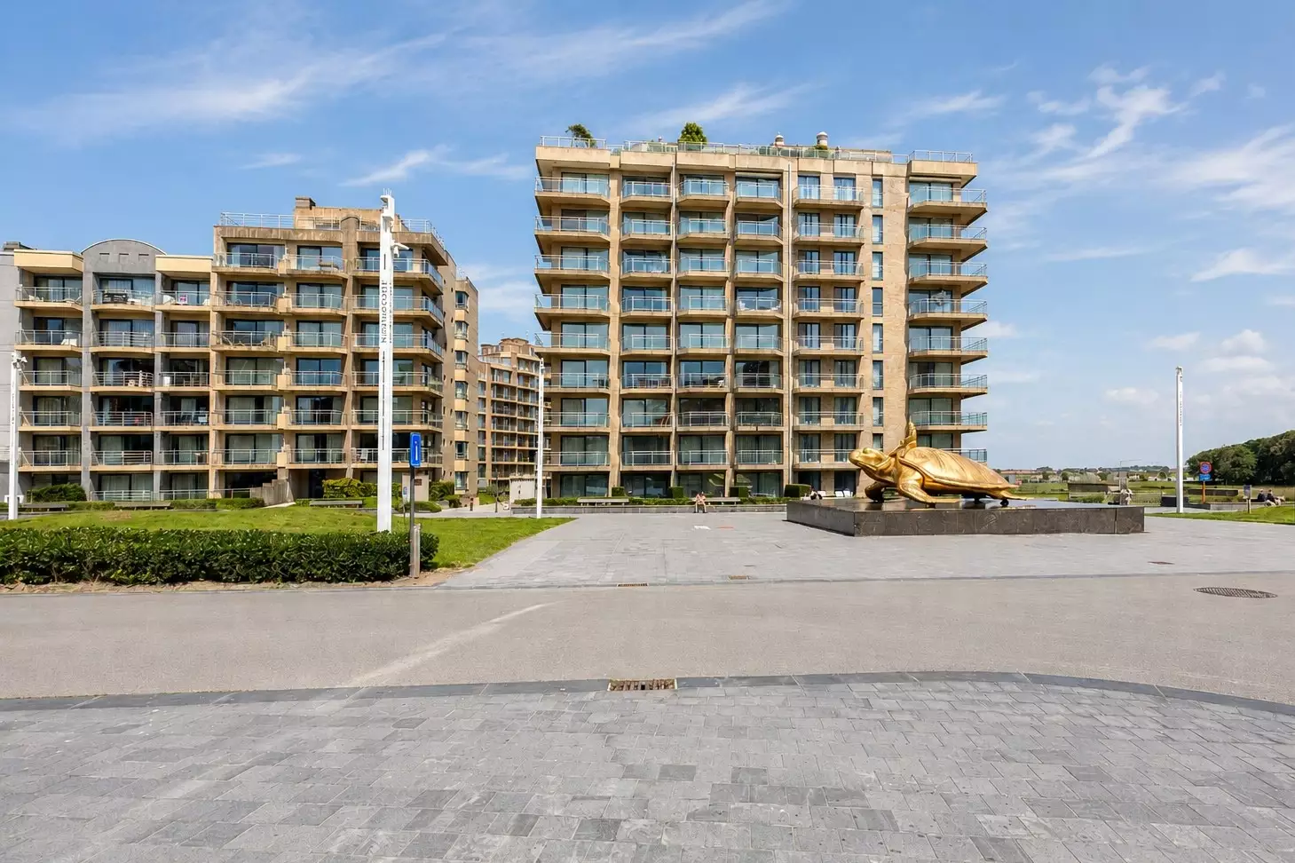 Appartement (type doorloper) op toplocatie bij de schildpad van Nieuwpoort