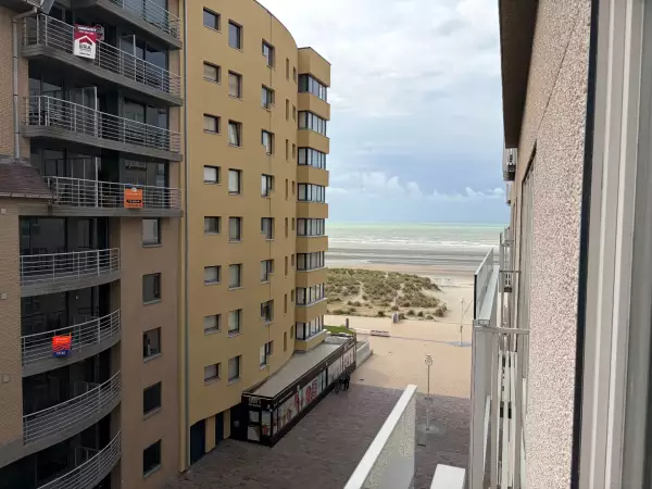 Instapklaar éénslaapkamerappartement met zijdelings zeezicht te Nieuwpoort-Bad.
