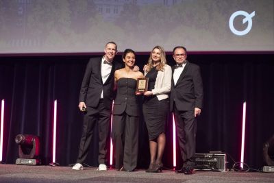 Team CENTURY 21 Sea Port ontvangt een Quality Award op het podium